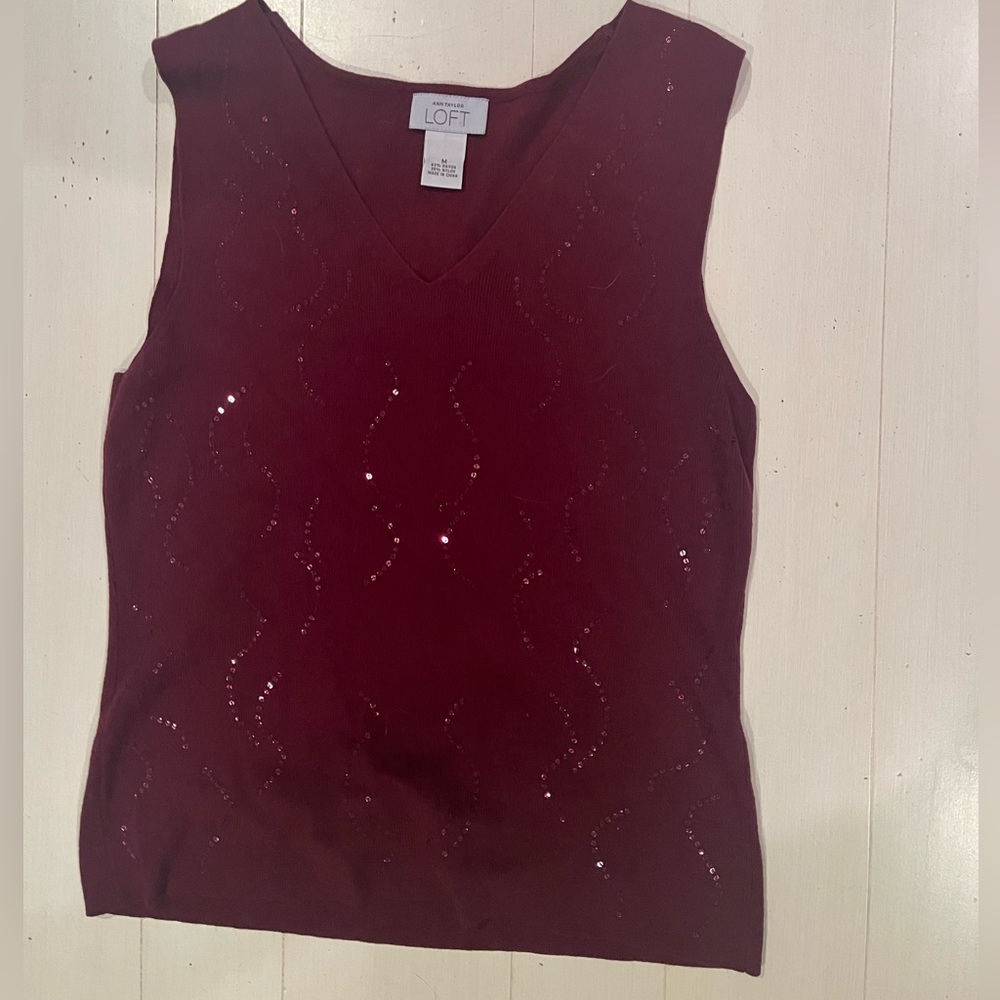 Very Pretty, burgundy Anne Taylor sleeveless top. Very-neck Size Medium!